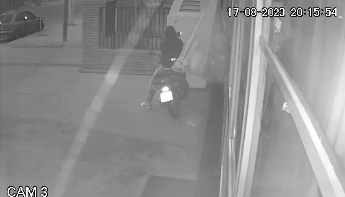 Funes: se llevaron una moto de la puerta de un almacén y quedaron filmados